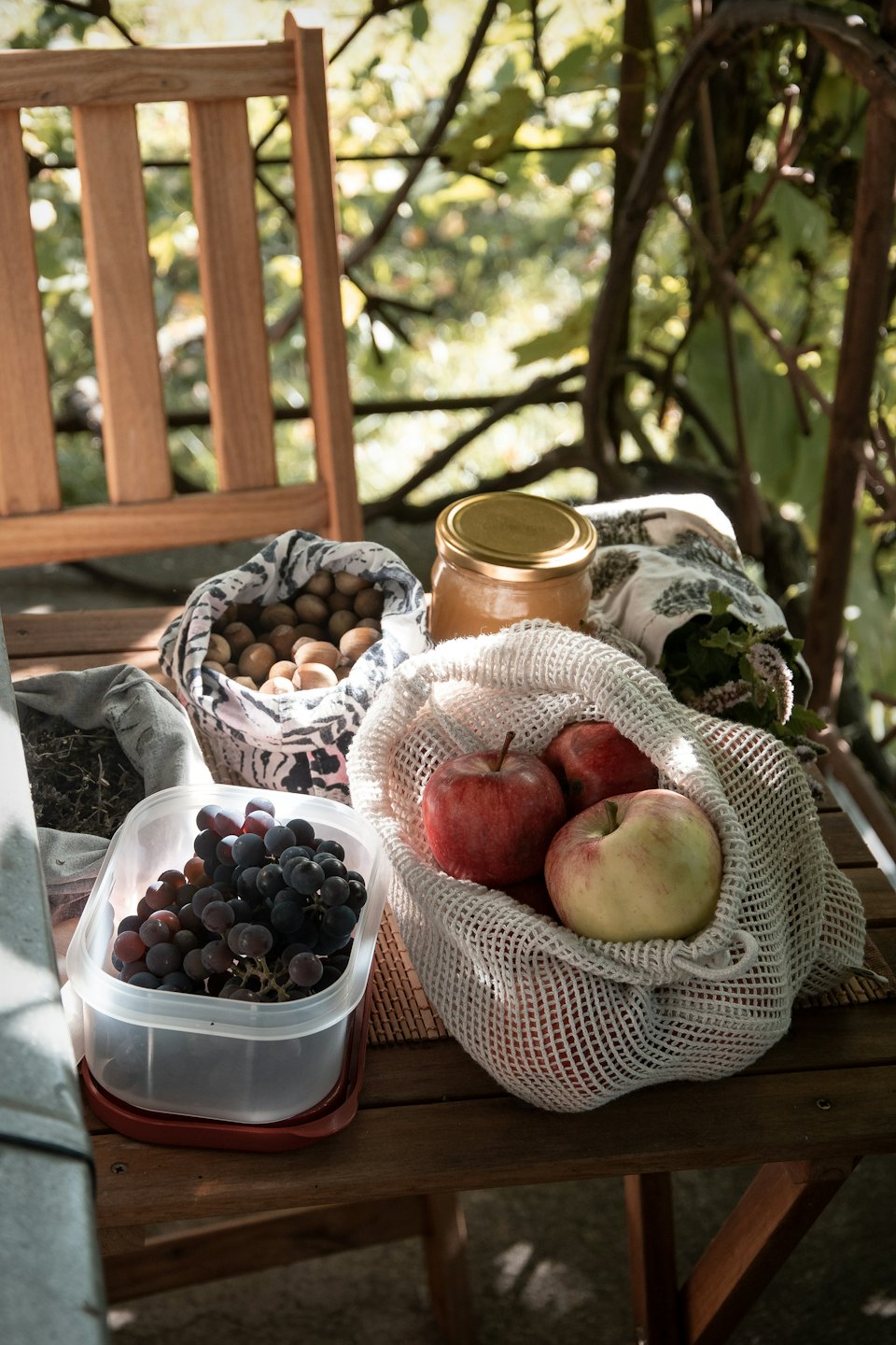 Frutta e verdura fresche e miele su un tavolo di legno rustico.